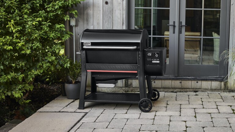 Weber Searwood Pellet Grill uses a DirectFlame cook system and an LCD controller